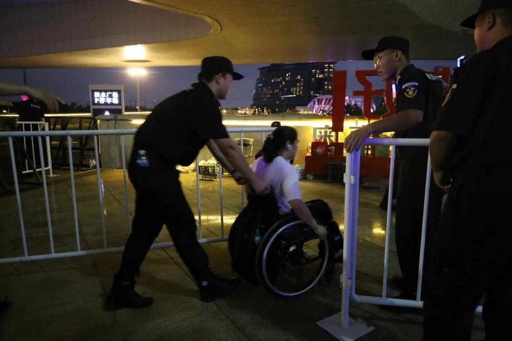 C:/Users/Administrator/Desktop/臺(tái)風(fēng)“貝碧嘉”來(lái)襲，南京保安積極應(yīng)對(duì)，“守”護(hù)萬(wàn)家團(tuán)圓！/13.jpg13