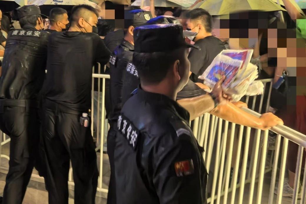 C:/Users/Administrator/Desktop/臺(tái)風(fēng)“貝碧嘉”來(lái)襲，南京保安積極應(yīng)對(duì)，“守”護(hù)萬(wàn)家團(tuán)圓！/11.jpg11