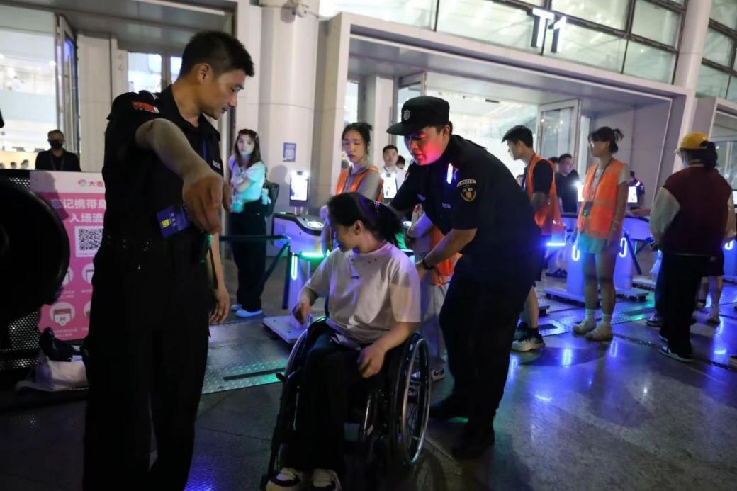 C:/Users/Administrator/Desktop/“安保鐵軍、硬核保障”2024系列報(bào)道四十二——南京市保安服務(wù)有限公司成功護(hù)航張碧晨「今兒個(gè)開(kāi)心」十周年巡回演唱會(huì)南京站安保任務(wù)/5.jpg5