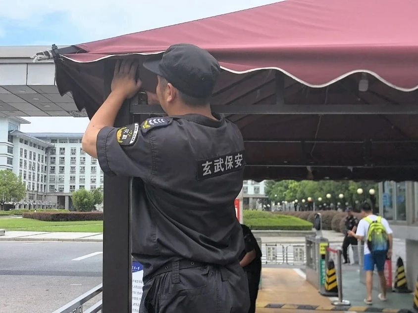 C:/Users/Administrator/Desktop/臺(tái)風(fēng)“貝碧嘉”來(lái)襲，南京保安積極應(yīng)對(duì)，“守”護(hù)萬(wàn)家團(tuán)圓！/6.jpg6