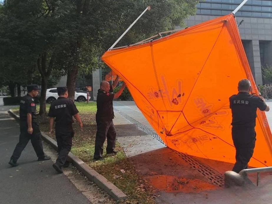 C:/Users/Administrator/Desktop/臺(tái)風(fēng)“貝碧嘉”來(lái)襲，南京保安積極應(yīng)對(duì)，“守”護(hù)萬(wàn)家團(tuán)圓！/3.jpg3