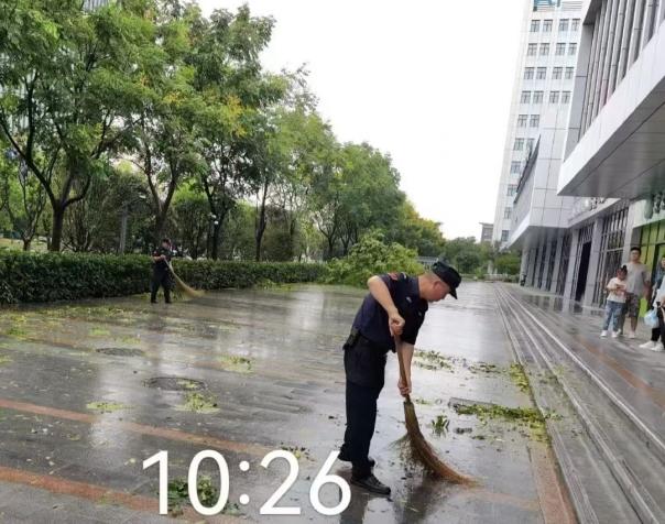 C:/Users/BA/Desktop/風(fēng)雨過后南京保安迅速行動，恢復(fù)安“寧”面貌/5.jpg5