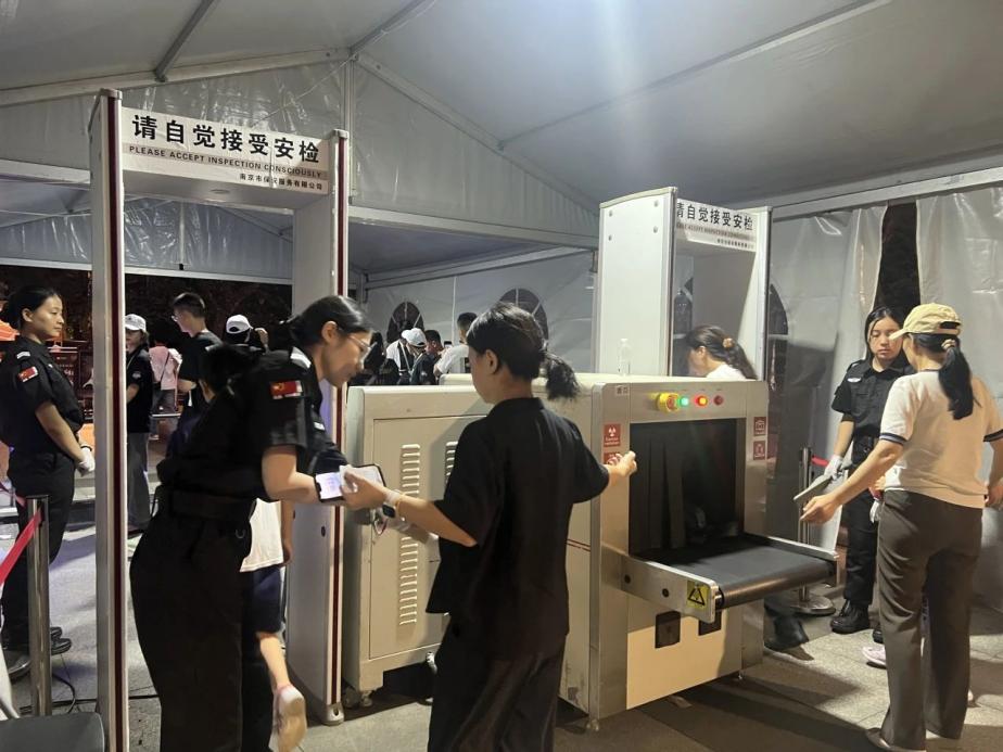 C:/Users/Administrator/Desktop/臺(tái)風(fēng)“貝碧嘉”來(lái)襲，南京保安積極應(yīng)對(duì)，“守”護(hù)萬(wàn)家團(tuán)圓！/9.jpg9