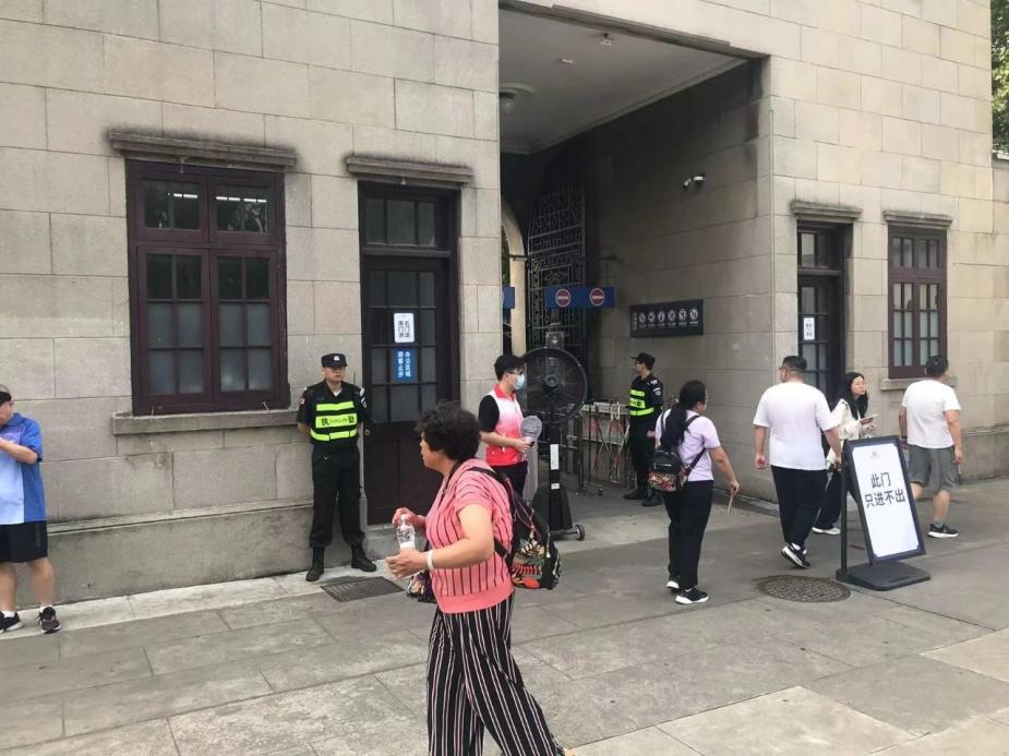 C:/Users/Administrator/Desktop/臺(tái)風(fēng)“貝碧嘉”來(lái)襲，南京保安積極應(yīng)對(duì)，“守”護(hù)萬(wàn)家團(tuán)圓！/8.jpg8