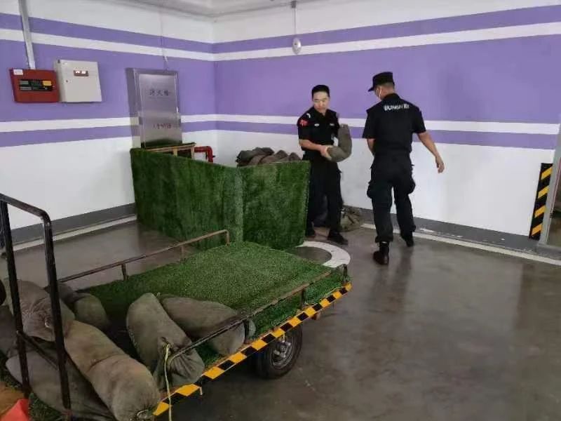 C:/Users/Administrator/Desktop/臺(tái)風(fēng)“貝碧嘉”來(lái)襲，南京保安積極應(yīng)對(duì)，“守”護(hù)萬(wàn)家團(tuán)圓！/5.jpg5